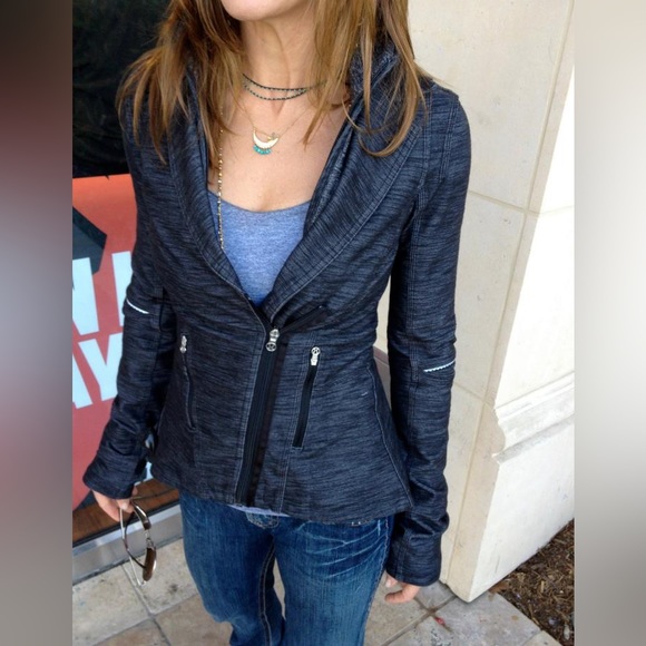 LULULEMON Ride On Blazer in Black/Fossil - Size 4 - Like New - Luon/Rulu Fabric - Picture 1 of 8